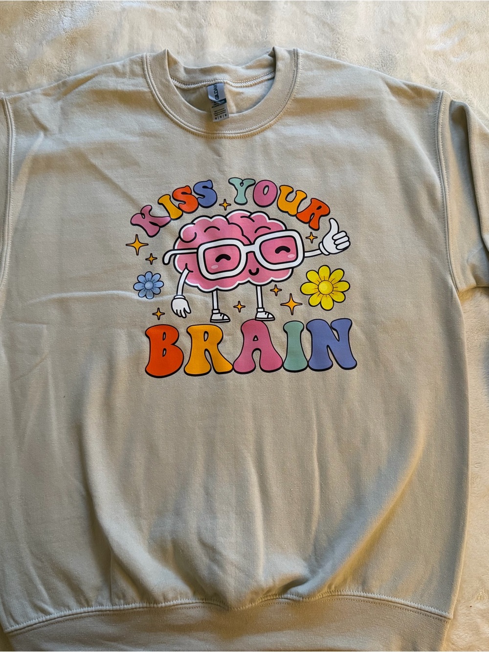 Gildan Cream Sweatshirt with Colorful 'Kiss Your Brain' Graphic